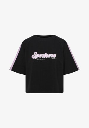 Czarna krótka koszulka z krótkimi rękawami raglanowymi, z jasnofioletowymi paskami oraz napisem "Sportcore" w wyraźnym różowym kolorze.