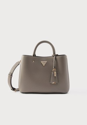 Sac à main en similicuir gris avec deux poignées supérieures, bandoulière amovible, accessoires dorés et une petite étiquette attachée.