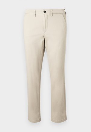 Beige chinos med flad front, skrå sidelommer, bæltestropper og en enkelt knaplukning. Glat stof med en subtil glans.