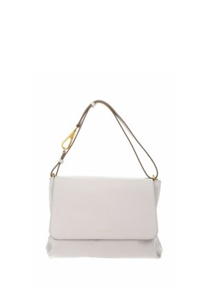 Borsa a tracolla in pelle grigio chiaro con chiusura a patta e tracolla marrone regolabile con dettagli in metallo color oro.