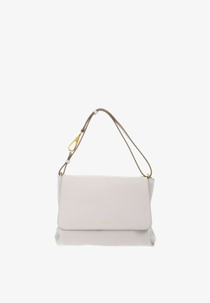 Sac bandoulière en cuir gris clair avec fermeture à rabat et bandoulière marron réglable avec une quincaillerie dorée.