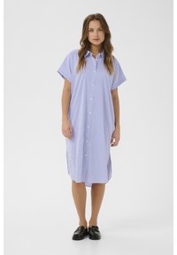 Abito a righe blu e bianche, con bottoni, maniche corte, vestibilità ampia, lunghezza al ginocchio, con spacchi laterali e colletto. Tessuto morbido e leggero.