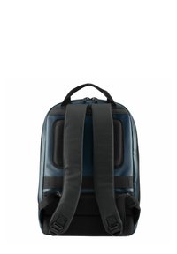 Zaino con un design elegante in materiale blu scuro, spallacci neri imbottiti, dettagli in rete e una maniglia superiore per un facile trasporto.
