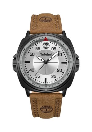 Náramkové hodinky Timberland so strieborným ciferníkom, čiernym puzdrom, hnedým koženým remienkom, veľkými bielymi hodinovými a minútovými ručičkami a značkami kompasu okolo lunety.