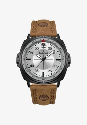 Timberland polshorloge met zilverkleurige wijzerplaat, zwarte kast, bruine leren band, grote witte uur- en minuutwijzers en kompasmarkeringen rond de lunette.