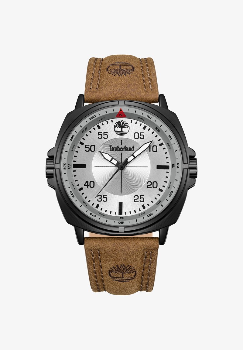 Orologio da polso Timberland con quadrante argento, cassa nera, cinturino in pelle marrone, lancette grandi bianche per ore e minuti e indicatori della bussola intorno alla lunetta.