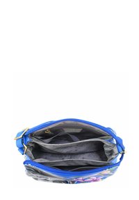 Blaues Handtäschchen mit mehreren Fächern, Innenraum mit grauem Stoff mit Blumenmuster ausgekleidet, verfügt über einen Reißverschluss und Zubehör in Goldfarbe.