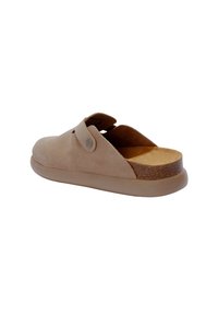Scarpa slip-on in suede beige con punta arrotondata, plantare in sughero e suola in gomma resistente, caratterizzata da una cintura decorativa con un bottone.