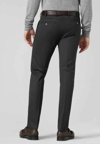 Dunkelgraue maßgeschneiderte Hose mit glatter Textur, ausgestattet mit zwei Gesäßtaschen und getragen mit einem braunen Gürtel und Schuhen.