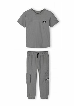 Szary T-shirt z krótkim rękawem z naszywką na klatce piersiowej oraz pasujące szare spodnie bojówki z elastycznym paskiem w talii i bocznymi kieszeniami z klapkami.