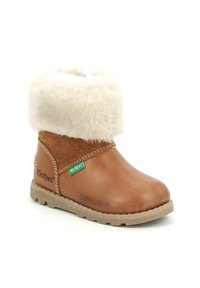 Bottines en cuir marron avec un revers en fourrure crème, accents en daim tan et semelle en caoutchouc texturé. Présente une étiquette de marque verte.
