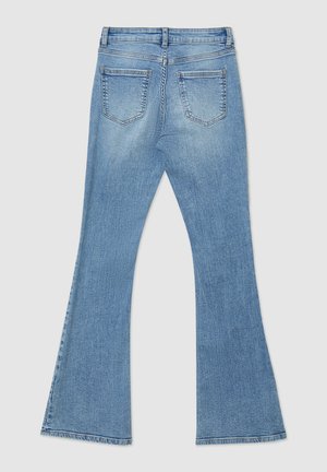 Jeans in denim azzurro chiaro a zampa d'elefante con un classico design a cinque tasche, caratterizzati da cuciture a contrasto e un orlo sfilacciato. Vista posteriore mostrata.