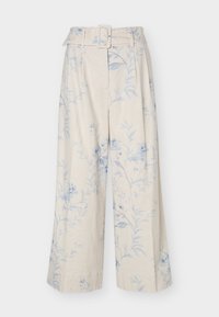 Φαρδιά κρεμ παντελόνια με ανοιχτό μπλε φλοράλ μοτίβο και ζώνη από το ίδιο ύφασμα με ορθογώνια αγκράφα.