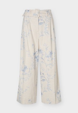 Φαρδιά κρεμ παντελόνια με ανοιχτό μπλε φλοράλ μοτίβο και ζώνη από το ίδιο ύφασμα με ορθογώνια αγκράφα.