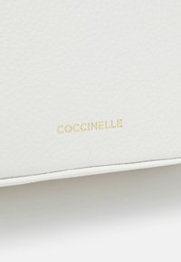 Coccinelle Olkalaukku - white