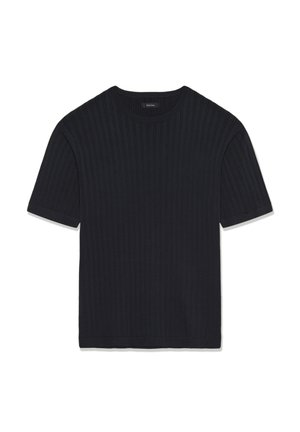 Tricou negru cu mâneci scurte, cu dungi, decolteu rotund și tiv drept. Realizat dintr-un material texturat, având dungi verticale pe toată suprafața.