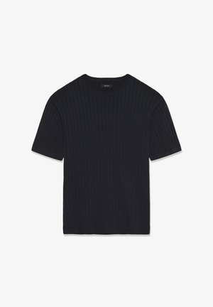 Fekete bordázott, rövid ujjú póló kerek nyakkivágással és egyenes szegéllyel. Texturált anyagból készült, egészében függőleges csíkokkal díszítve.