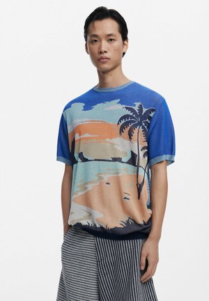 T-shirt z dzianiny z niebieskim tłem, przedstawiającym plażowy krajobraz, palmy oraz zachód słońca w odcieniach pomarańczowych i beżowych; krótki rękaw i okrągły dekolt.