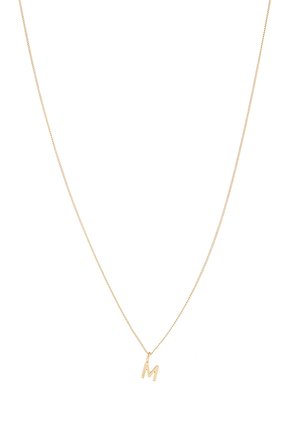 Collar de cadena de oro con un colgante en forma de letra "m" minúscula, con un diseño de eslabones finos y delicados y un acabado pulido.