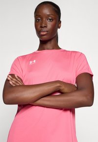 Under Armour CHALLENGER - T-shirt basique - super pink/white