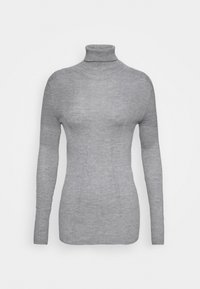 Pull col roulé à manches longues en maille côtelée gris clair avec une silhouette ajustée sur fond blanc uni.