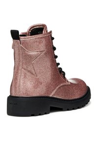 Bottines rose doré pailletées avec une semelle en caoutchouc noire, bout rond, design à lacets et détail en forme d'étoile sur le côté.