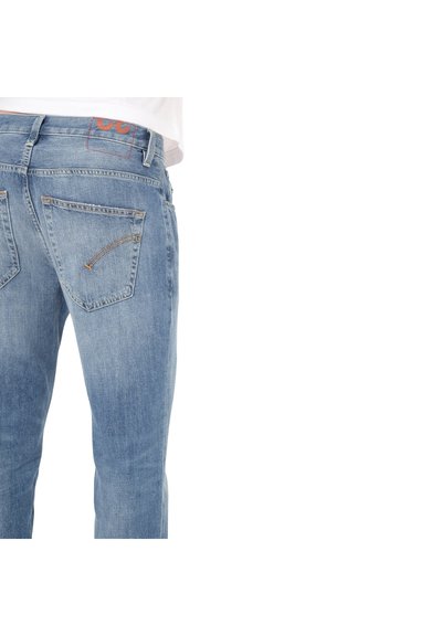 Jeans in denim azzurro chiaro presentano un classico design a cinque tasche, con dettagli cuciti e un'etichetta logo distintiva vicino alla vita.