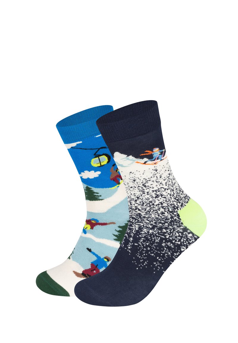 Et par sokker: den ene blå med skigrafik, den anden mørk navy med ski-print og gradienttekstur, der har limegrønt hælaccent.