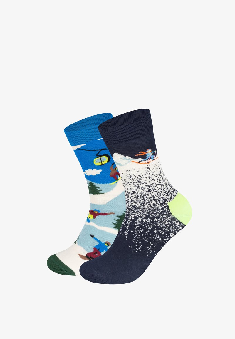 Para skarpetek: jedna niebieska z grafiką narciarską, druga ciemnogranatowa z nadrukiem narciarskim i gradientową teksturą, z limonkowym akcentem na pięcie.