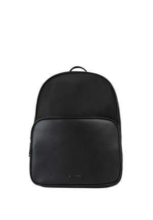 Sac à dos en cuir noir avec une grande poche zippée à l'avant et une poignée supérieure, marqué d'un petit logo "Valentino" sur la poche avant.