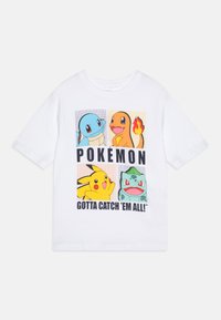 Vit T-shirt med kort ärm som föreställer fyra Pokémon-karaktärer: Squirtle, Charmander, Pikachu och Bulbasaur, med texten "POKEMON Gotta Catch 'Em All!"