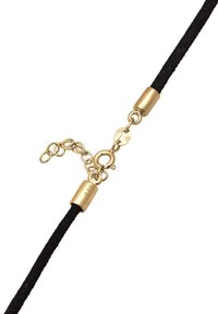 Svart mocka snörhalsband med klämma och accenter i guldton. Har justerbara kedjelänkar för anpassning av längd.