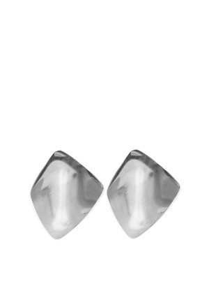 Paire de boucles d’oreilles en métal argenté brillant en forme de diamants légèrement incurvés avec des surfaces lisses, présentée sur fond blanc.