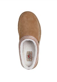 Bruine suède instapsloffer met witte fleece voering en label met de tekst "BOBS" en "memory foam" aan de binnenzijde.