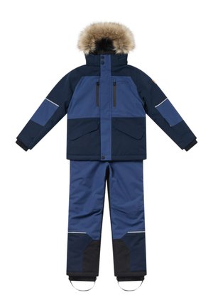 Veste d'hiver bicolore bleue pour enfant avec capuche bordée de fourrure et pantalon de neige assorti avec poignets renforcés noirs et étriers pour chevilles.