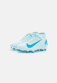 Heledad sinised jalgpallikummikud, millel on tekstuuriline disain, suure türkiissinise Nike logo ja sinised nupud haardeks.