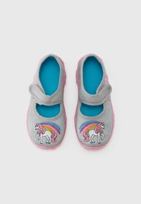 Graue und pinke Kinderschuhe mit blauen Innensohlen, vorne mit weißen, bestickten Einhörnern mit pinken Mähnen und Regenbogenschwänzen verziert.