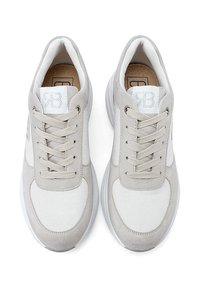 Sneakers grigio chiaro con un mix di suede liscio e tela testurizzata. Presentano lacci piatti, una patch con logo bianco e una suola imbottita.