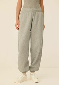 - Spodnie treningowe