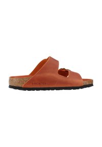 Infradito in pelle marrone con due cinturini superiori, plantare in sughero, suola in gomma nera testurizzata e marchio "Birkenstock" sul lato.