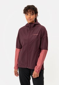 Giacca leggera color amaranto con maniche rosa, chiusura con zip, cappuccio regolabile e due tasche laterali. Presenta il logo sul petto e polsini elasticizzati.