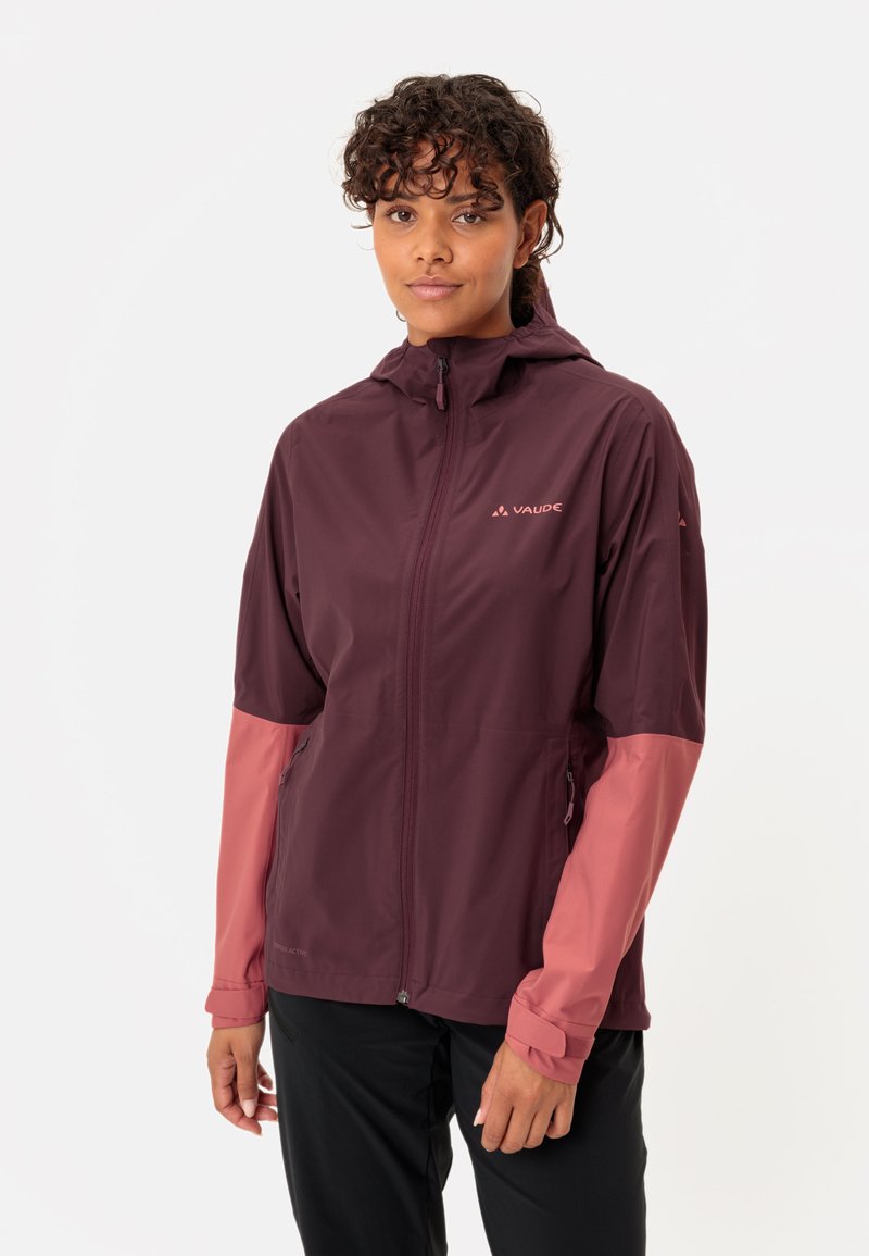 Giacca leggera color amaranto con maniche rosa, chiusura con zip, cappuccio regolabile e due tasche laterali. Presenta il logo sul petto e polsini elasticizzati.