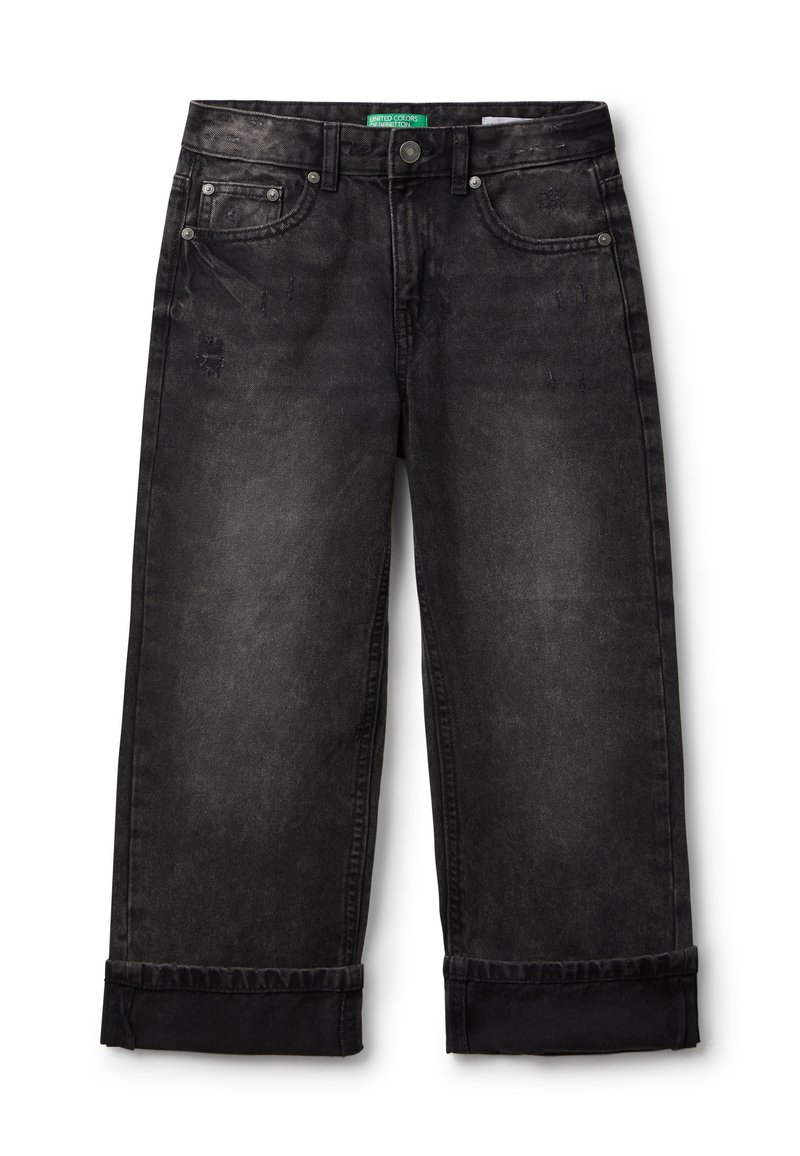 Pantalones vaqueros de mezclilla anchos en negro con un acabado desgastado, bolsillos frontales, cierre de botón metálico y puños enrollados. Detalles sutilmente desgastados visibles.