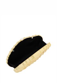 Borsa a pochette gialla con una superficie rigida, chiusura a scatto superiore e foderatura interna in tessuto nero. Presenta motivi decorativi ondulati.