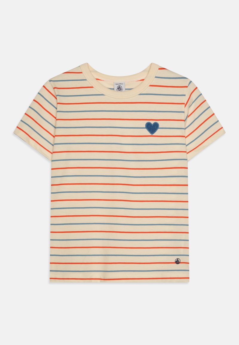 Randig crew neck t-shirt i krämvit, med röda och blå ränder, prydd med ett blått hjärtbroderi på bröstet och en liten logotyp vid fållen.