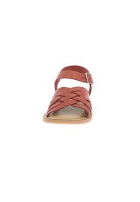 Sandal de cuero marrón con un diseño entrelazado, correa ajustable en el tobillo con hebilla de metal y suela plana.