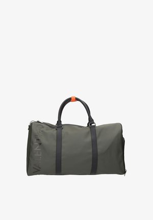 Sac polochon vert olive avec poignées et sangles noires, bande de poignée orange, et logo "VALENTINO" imprimé verticalement sur le côté.