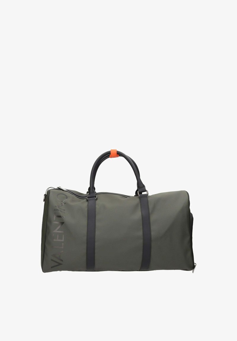 Sac polochon vert olive avec poignées et sangles noires, bande de poignée orange, et logo "VALENTINO" imprimé verticalement sur le côté.