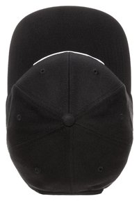 Gorra negra con un diseño estructurado, que presenta un visera curva y una tela texturizada. Acentuada con costuras blancas alrededor de la visera.