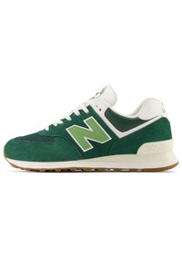 Baskets New Balance vertes et blanches avec empiècements en daim et mesh, lacets blancs et semelle en gomme, vues de côté sur fond blanc.